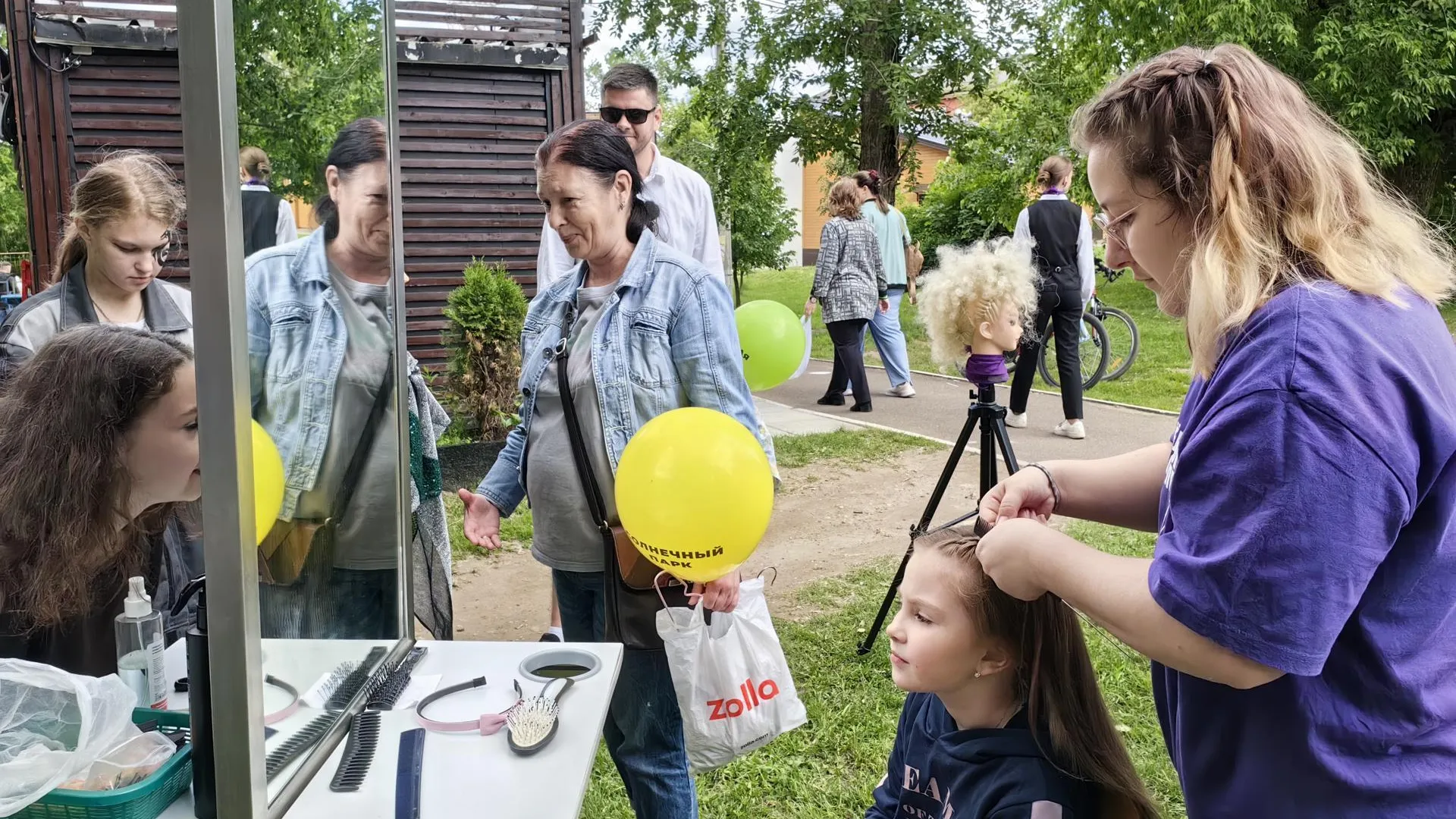 Выпускники щелковского колледжа провели мастер‑класс по парикмахерскому искусству