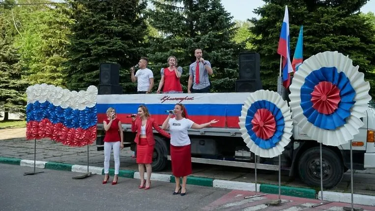 Молодежные активисты поздравили медиков Красногорска с наступающим Днем России