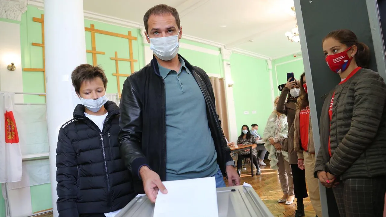 Футболист Роман Широков принял участие в выборах в Дедовске