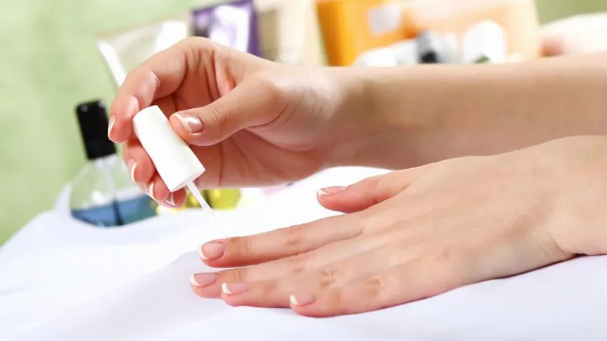 Подолог рассказала, как безопасно сделать маникюр дома