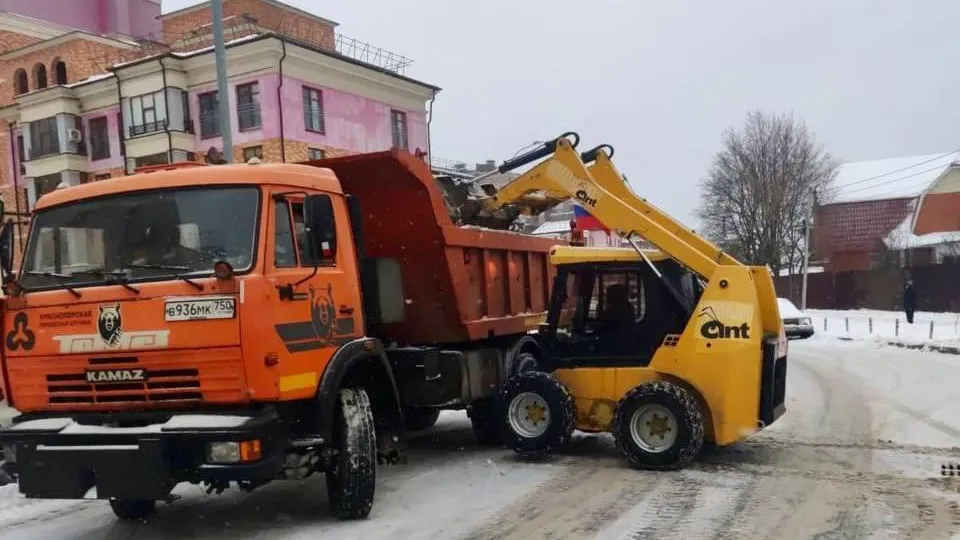 Коммунальные службы Подмосковья проводят уборку дворов и городских локаций