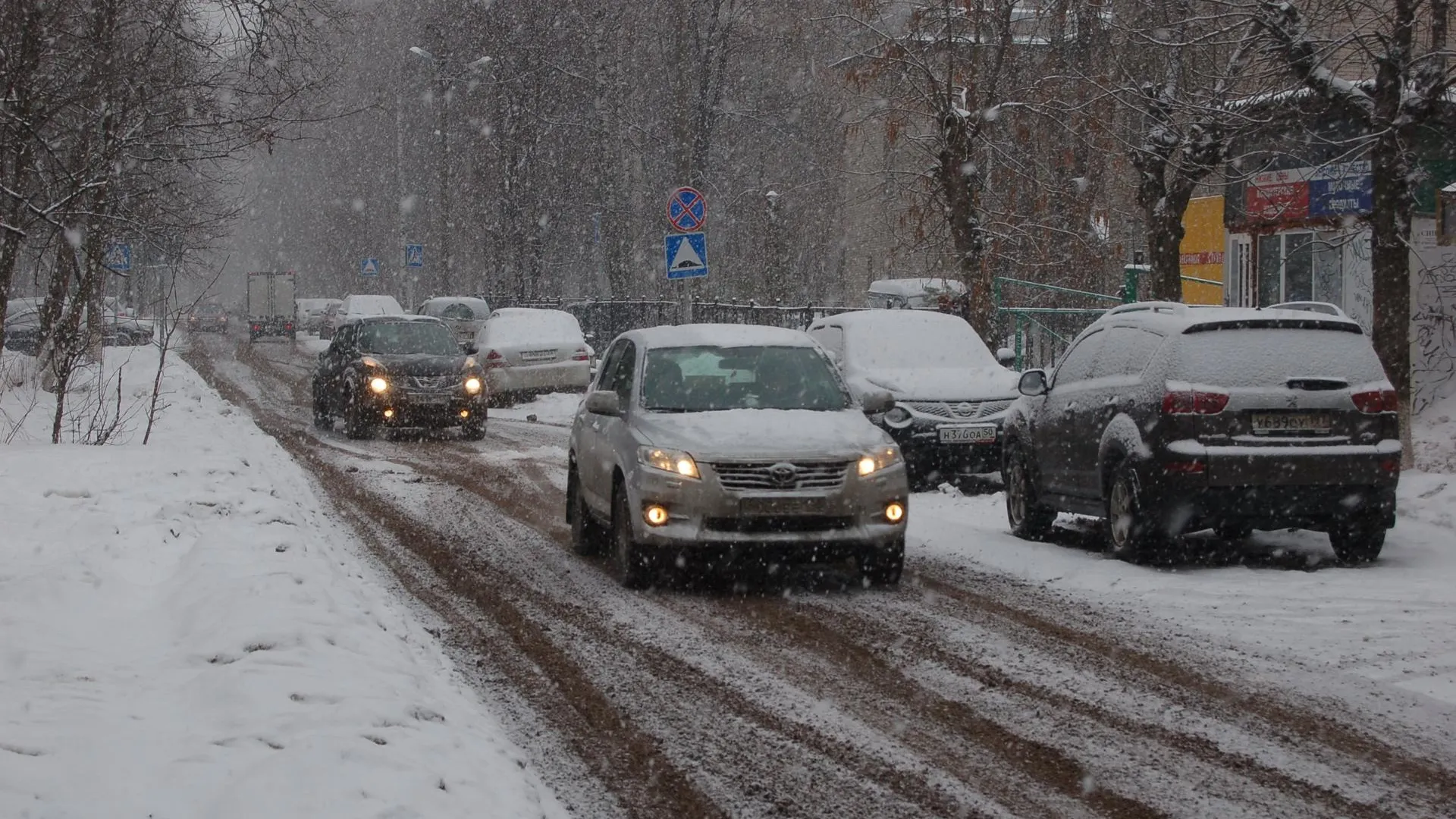 В Королеве более 110 единиц техники убирают улицы во время снегопада