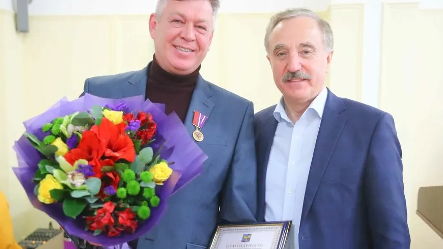 Глава Люберец вручил директору Дворца спорта знак отличия в честь 15‑летия учреждения