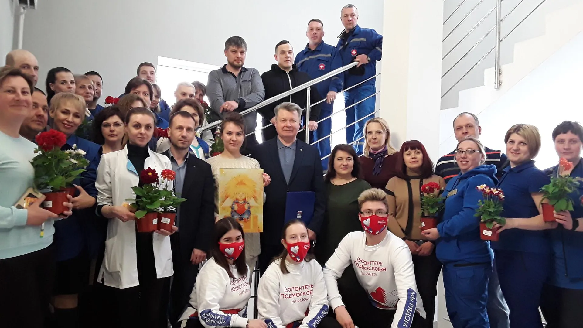 Цветы и подарки вручили медикам скорой помощи Балашихи к профессиональному празднику