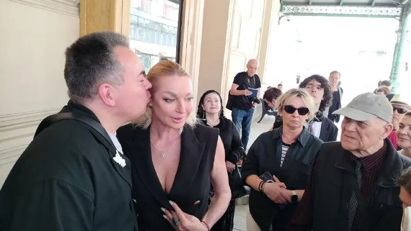 Боялась, что не пустят: Волочкова приехала на прощание с Григоровичем