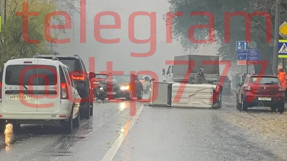 Водитель BMW с мигалкой въехал в уборочную машину в Москве и перевернул ее