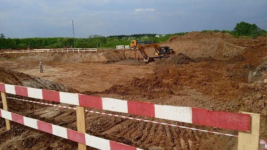На стройке образовательного комплекса в Красногорске начали разработку котлована