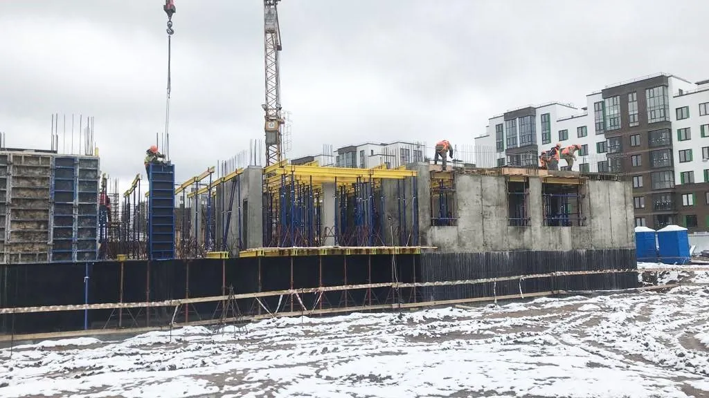Первый этаж начали возводить в новом детском саду в деревне Погорелки Мытищ