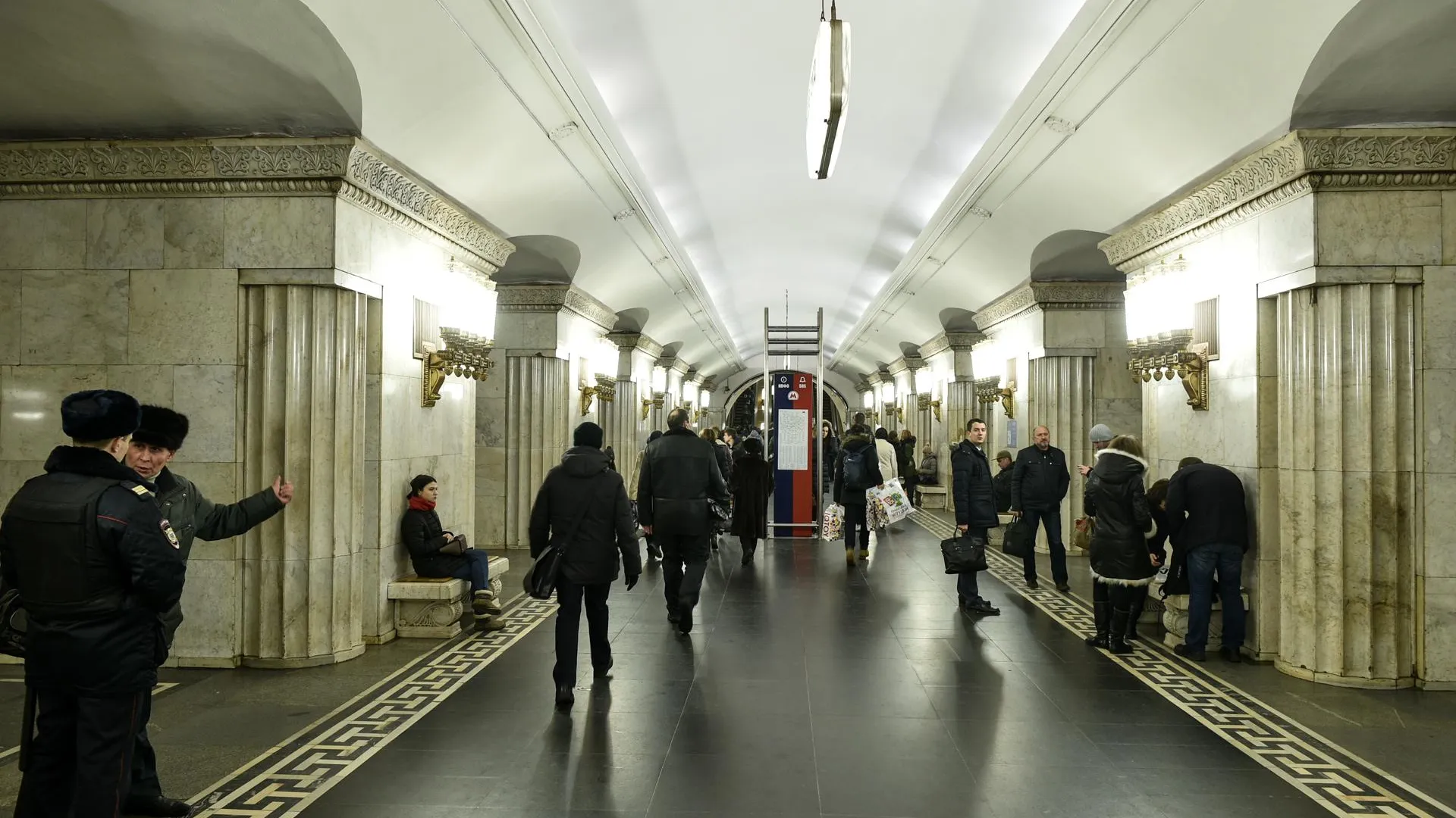 Более 3 тыс плакатов о закрытии станции «Смоленская» появятся в метро