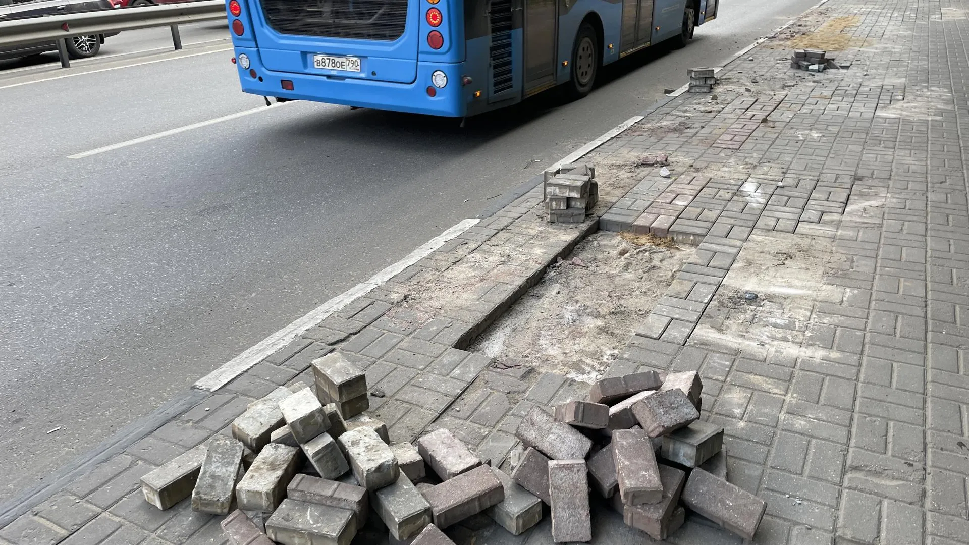 На улице Смирновской в Люберцах меняют тротуар