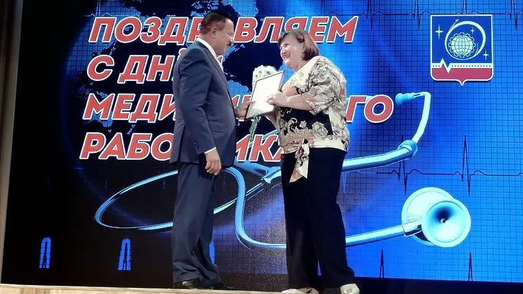 Врачам в Королеве вручили сертификаты на служебное жилье накануне Дня медработника