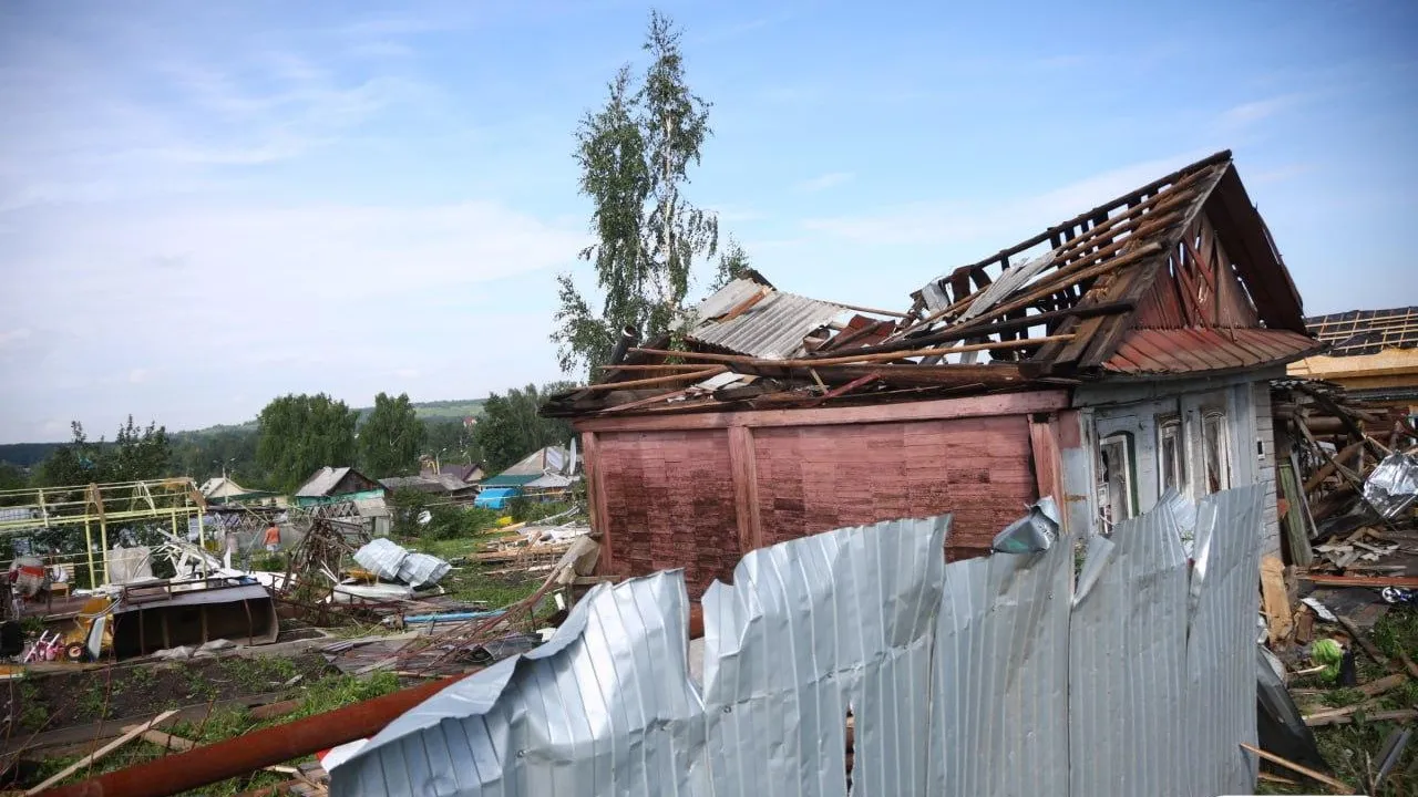 Крыши унесло: фото последствий прохода торнадо по Кушве