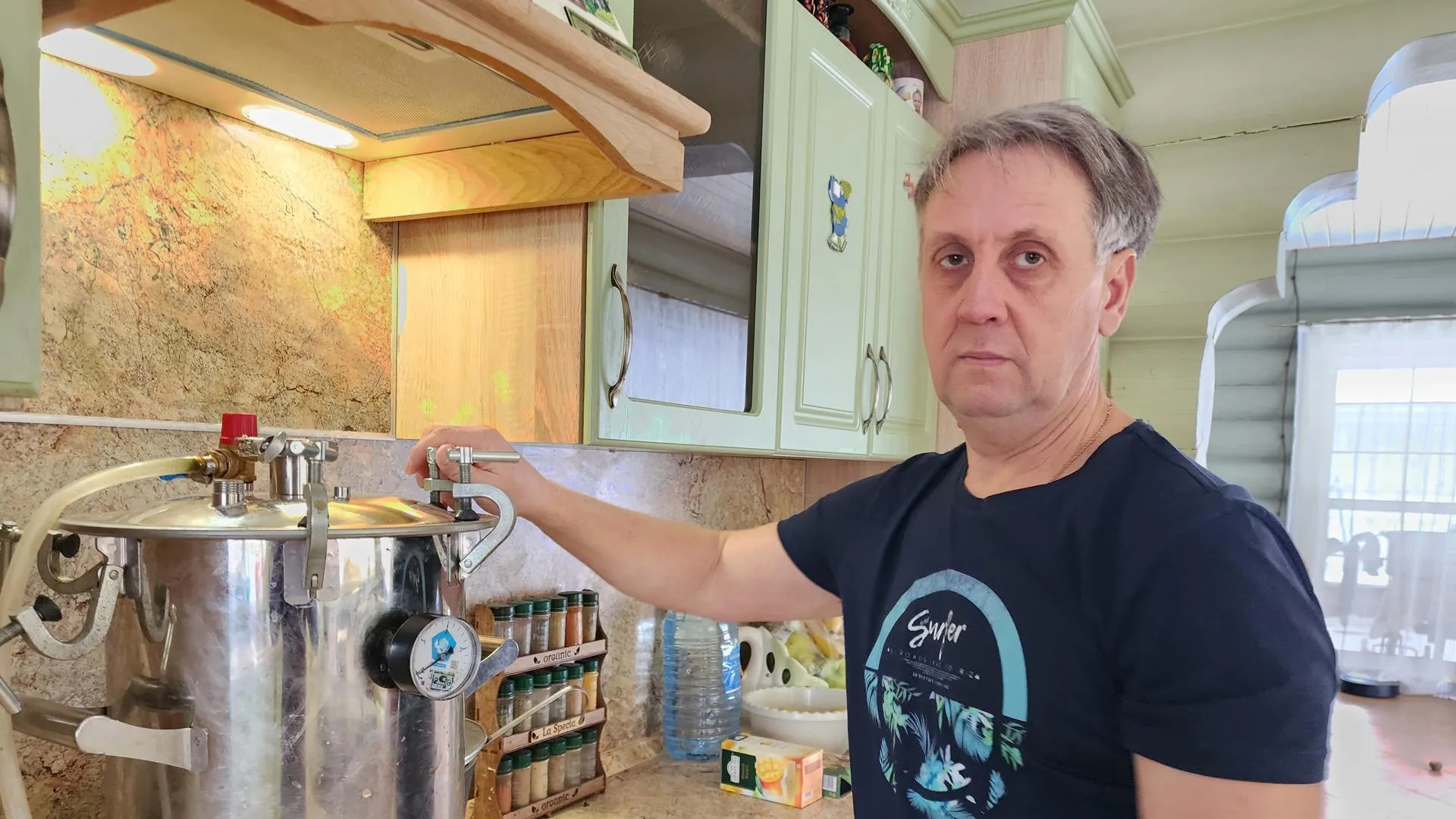 Более 200 банок тушенки отправили фермеры Подмосковья в зону СВО