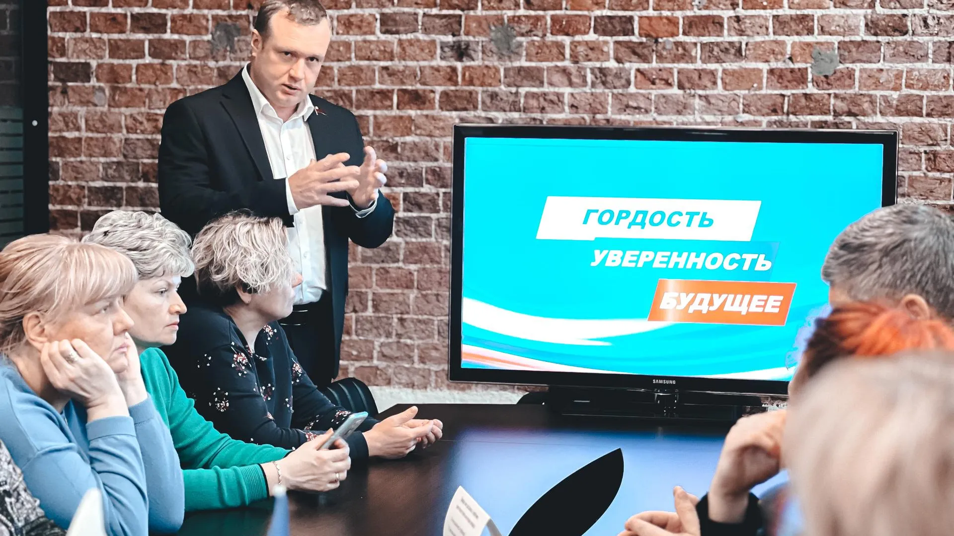 В Подмосковье депутаты «Единой России» провели свыше 13 тыс отчетных мероприятий