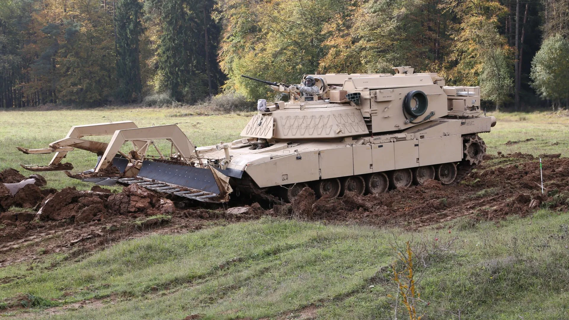 США тайно передали Украине минимум одну бронемашину M1150 Assault Breacher