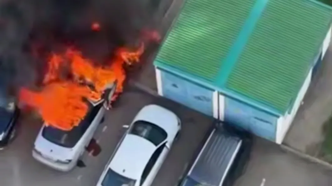 Несколько машин разом вспыхнули на Гримау в Москве