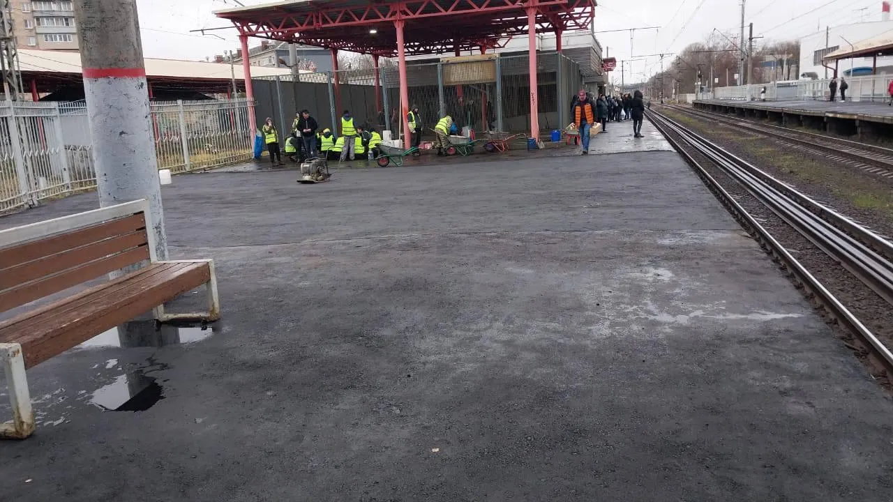 Высоту платформ повышают на ж/д станции Подлипки в Подмосковье