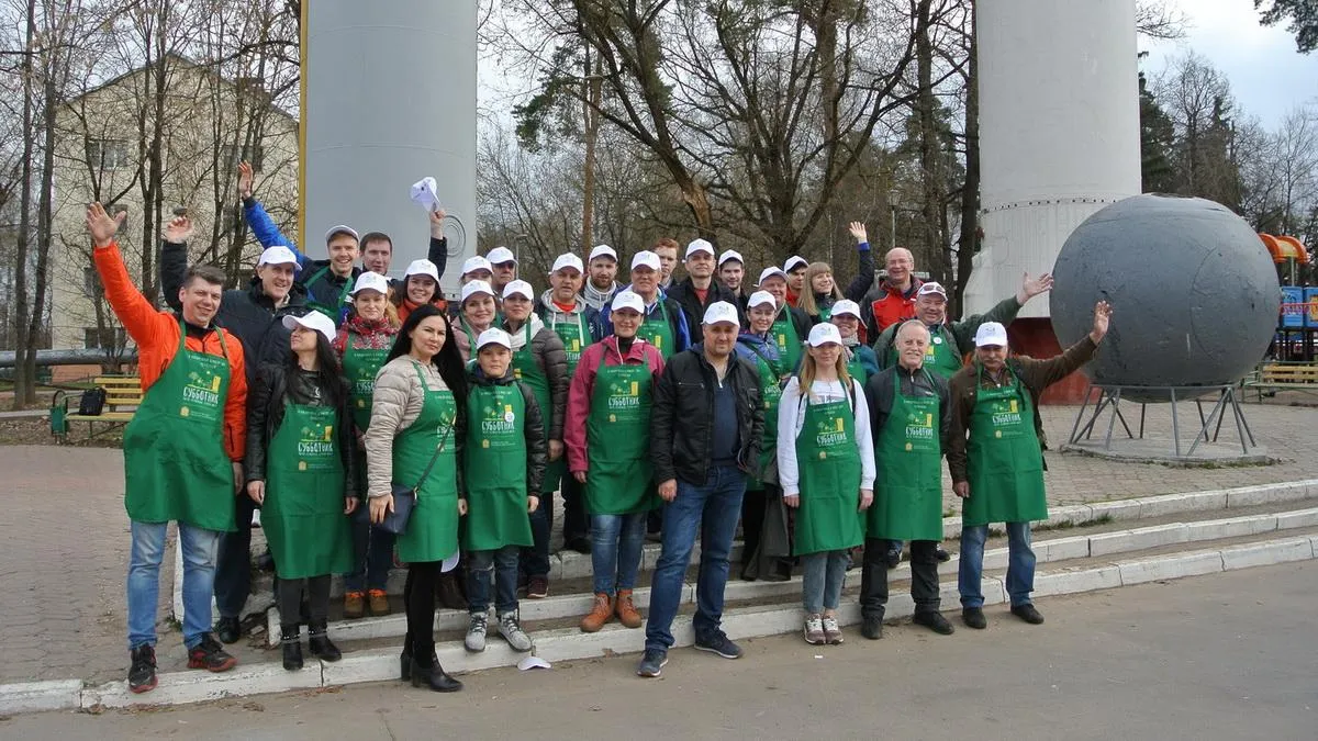 Около 50 сотрудников подмосковного МинЖКХ убрали территорию Власихи на субботнике