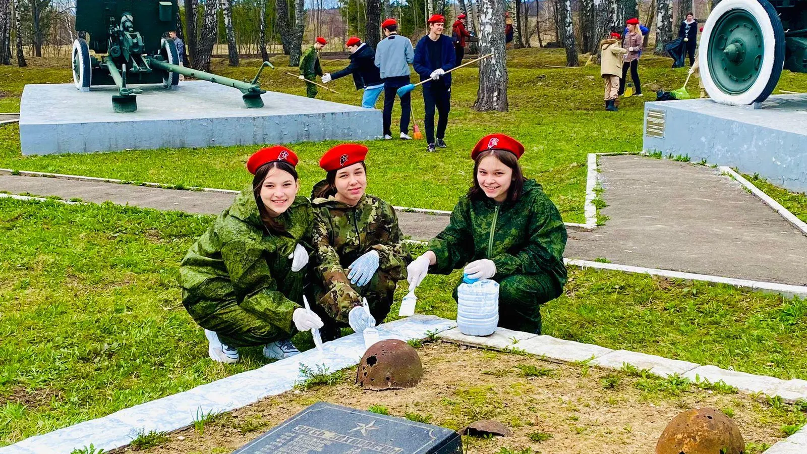 Юнармейцы Подольска убрали мусор возле памятников героям ВОВ