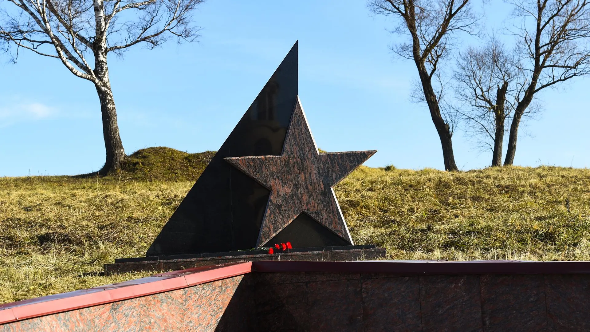 Мемориалы и памятники приводят в порядок в Подмосковье ко Дню Победы