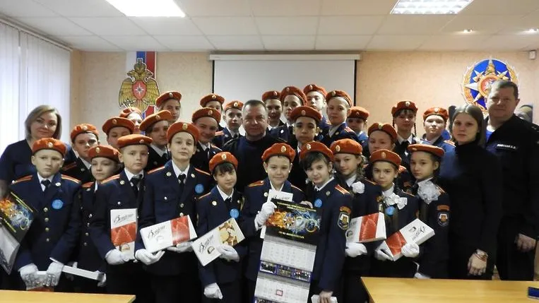 Кадеты Балашихи поздравили спасателей с наступающим Новым годом