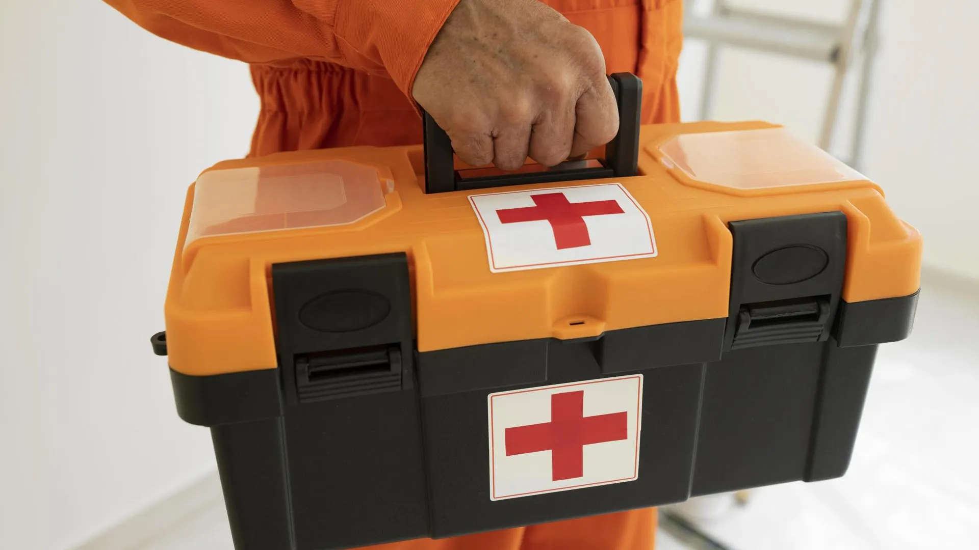 Жуткие кадры: россиянка провалилась в колодец, и ей почти оторвало пятку