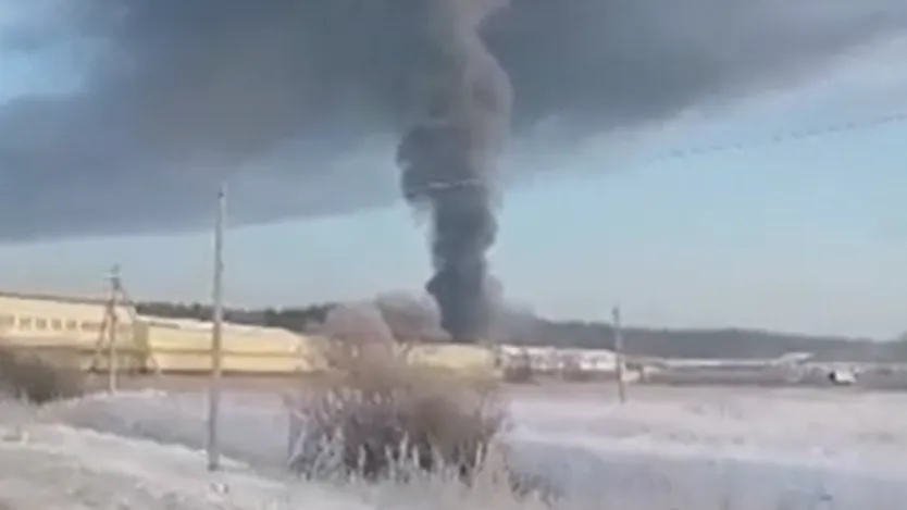 В Сети появилось видео горящего цеха с пластиком в Подмосковье