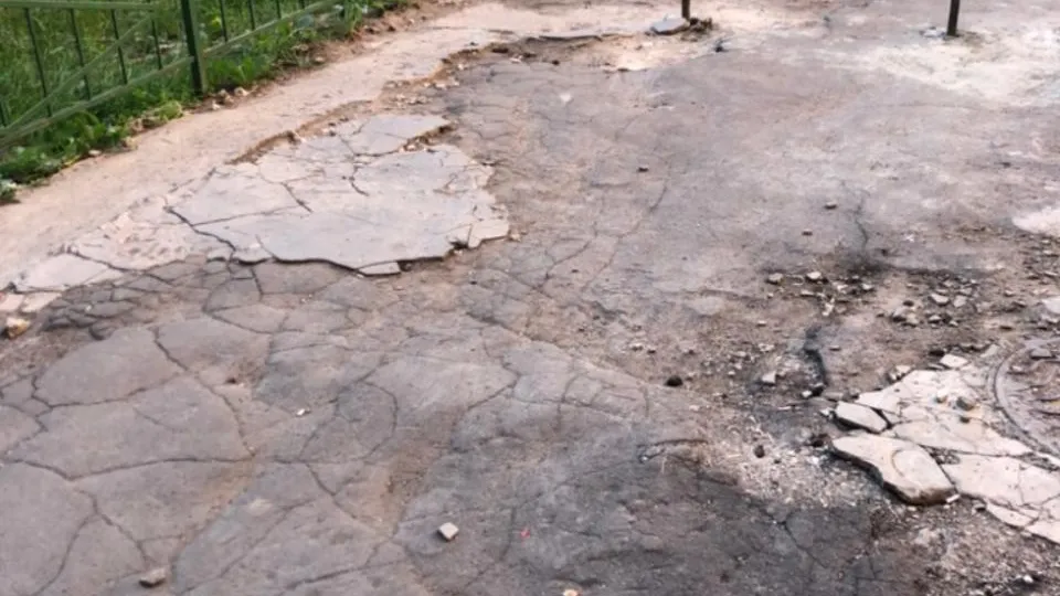 В Подольске заделают ямы во дворе на Большой Зеленовской улице к 6 сентября