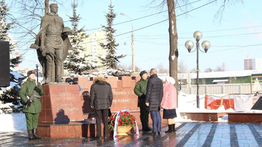 Депутат Госдумы и глава Люберец возложили цветы к Вечному огню