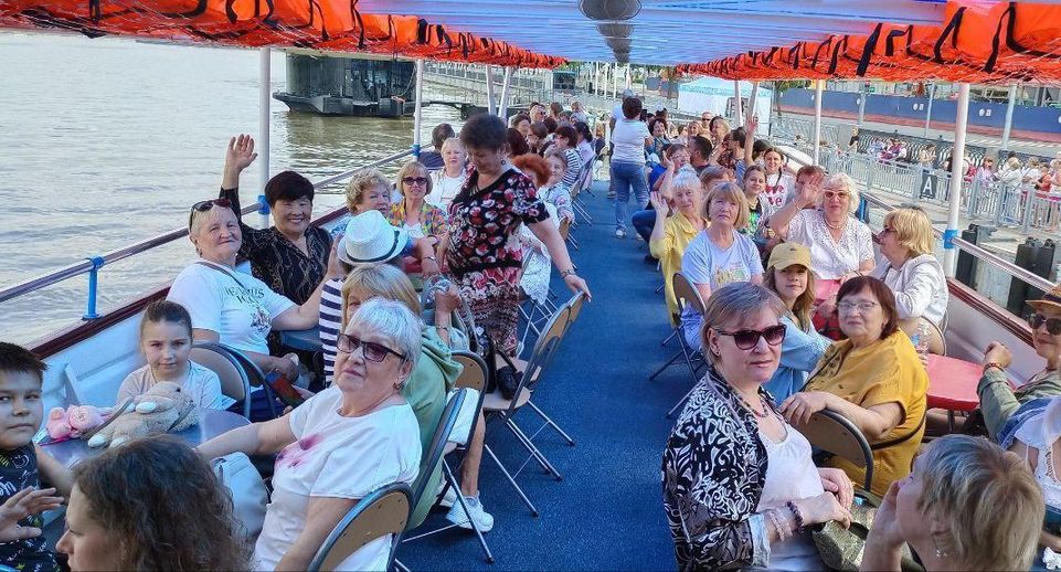 Участники «Активного долголетия» из Подольска побывали на водной экскурсии в Москве