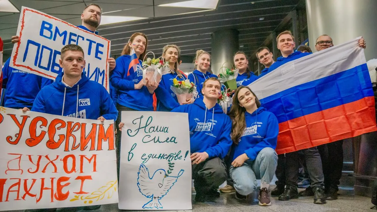Молодая Гвардия Единой России встретила паралимпийцев в аэропорту