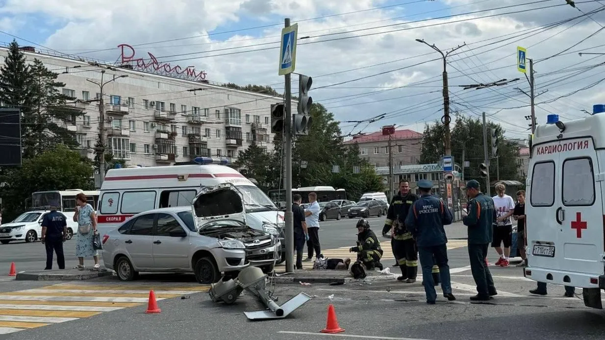 Авто протаранило 7 человек на пешеходном переходе в Омске