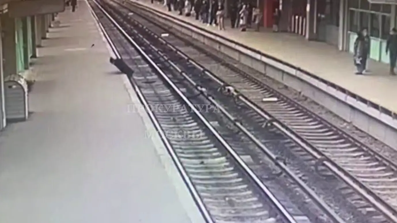Видео: мужчина спрыгнул на рельсы в Мосметро, чтобы перейти на другую платформу