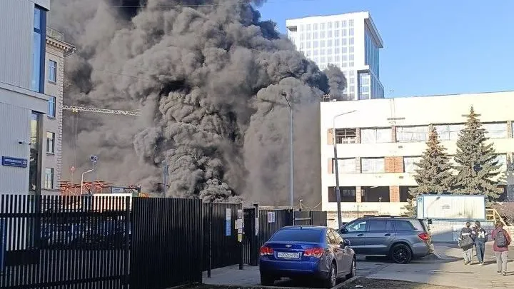 Мощный пожар разгорелся в районе бывшего завода ЗИЛ в Москве