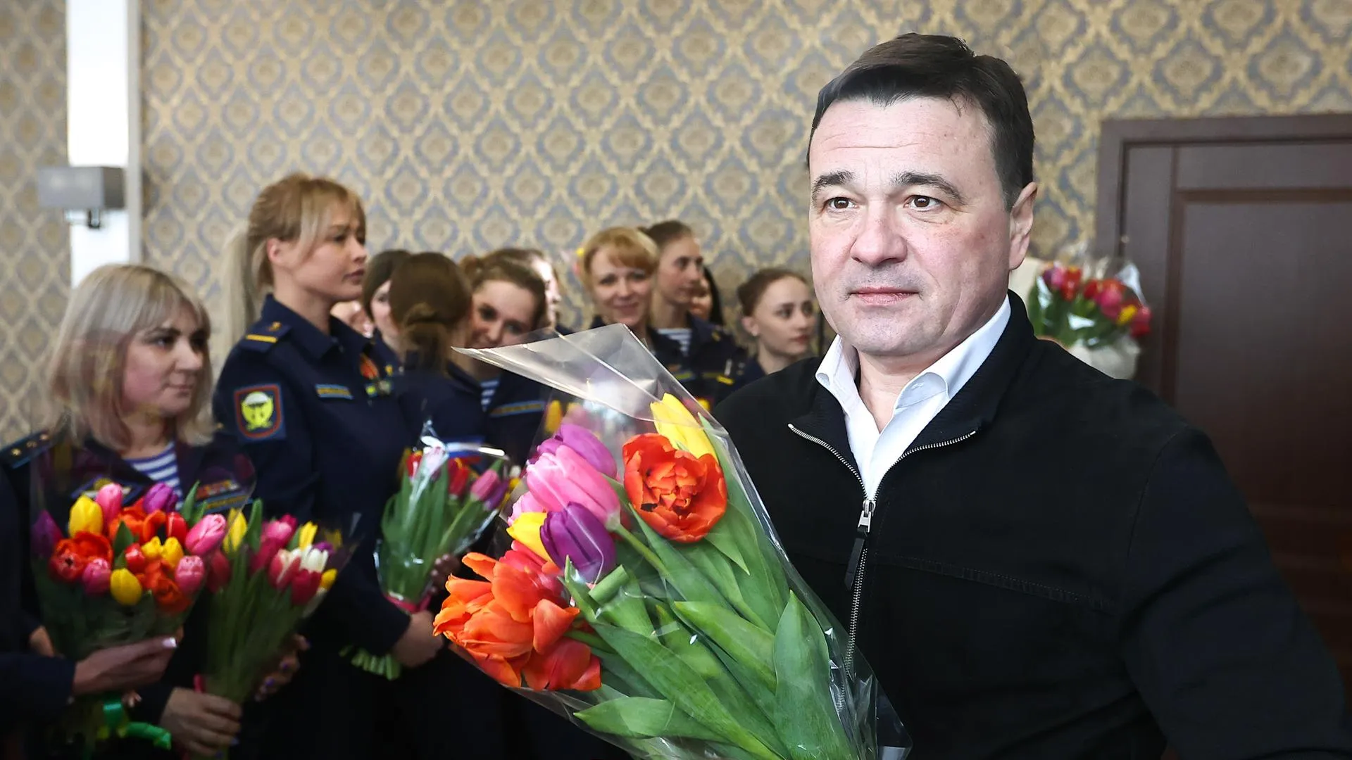Андрей Воробьев поздравил с праздником женщин, служащих в управлении ВДВ