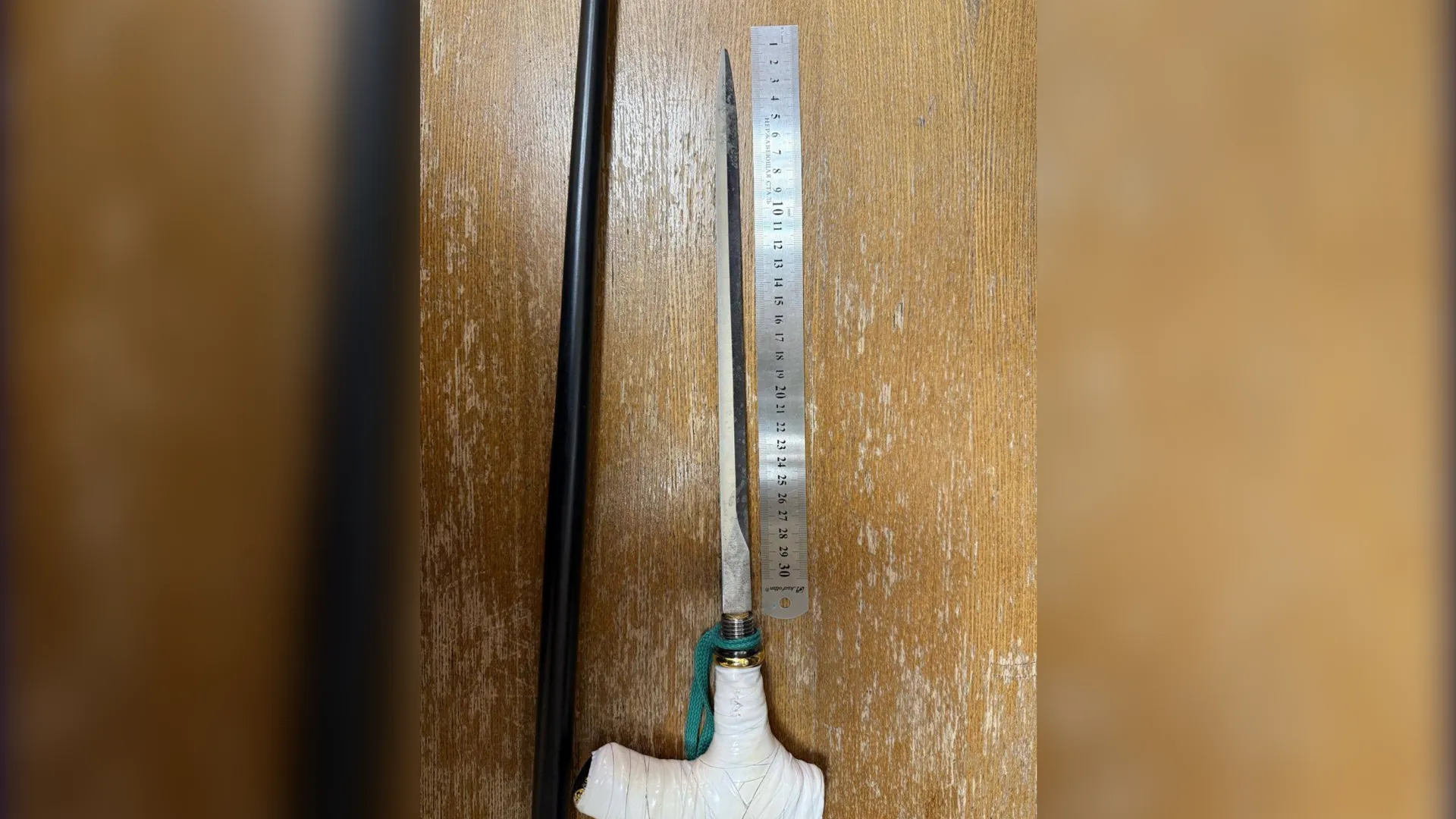 На Урале женщина попыталась пронести нож в задние суда, спрятав его в трости