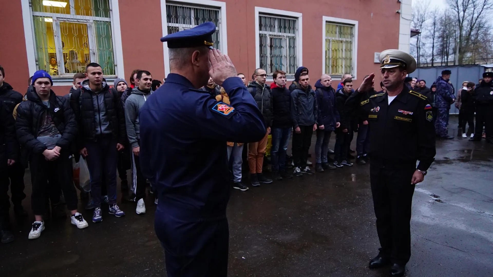 Около 50 призывников из Подольска торжественно отправили на службу в армии