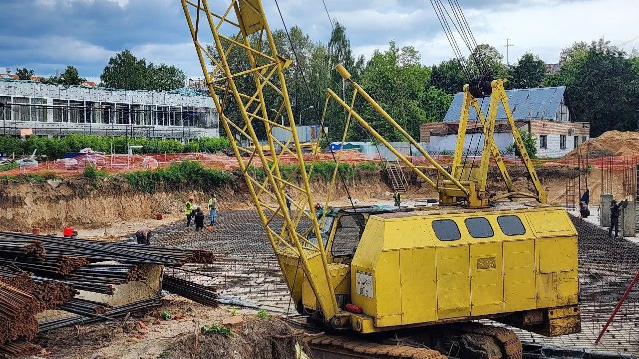 В Королеве активно продолжается строительство пристройки к школе № 1