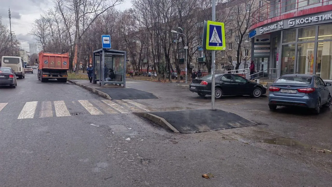 На тротуаре улицы Попова в Люберцах оборудовали островки безопасности