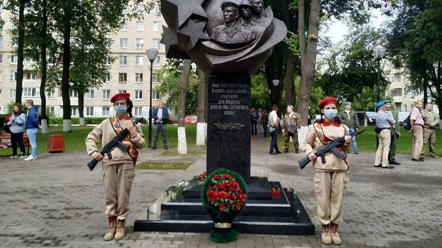 Жители Подольска возложили цветы к памятнику погибшим воинам‑интернационалистам