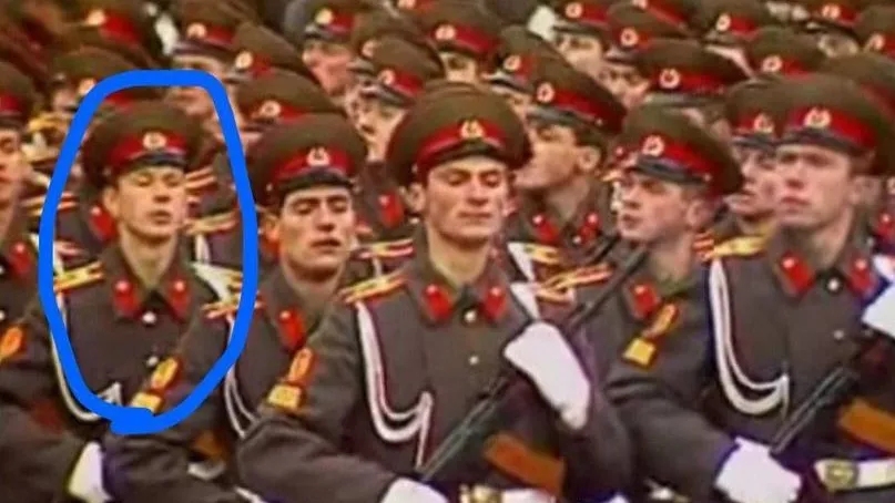 В Сети появилось фото с Сырским на параде на Красной площади в 1986 году