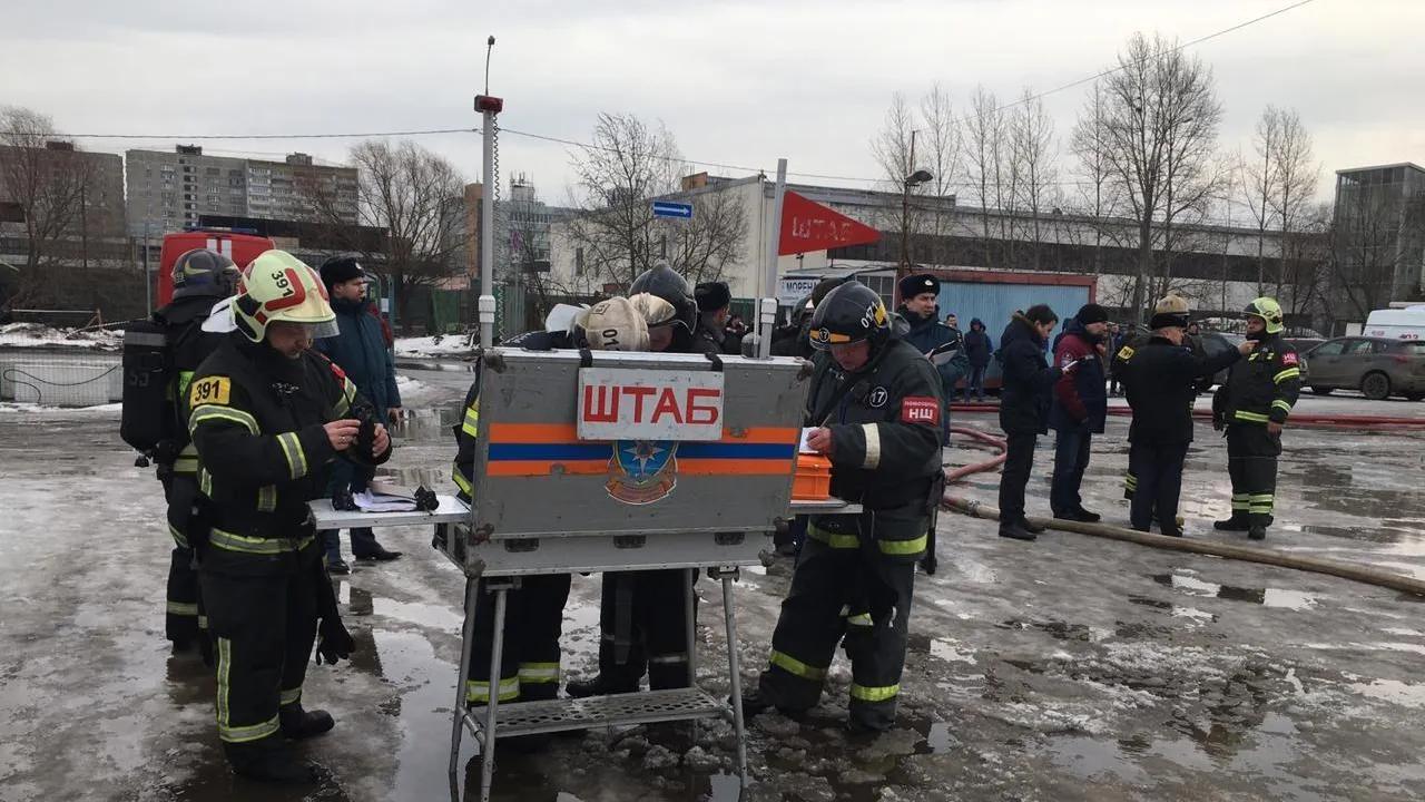 Улицы перекрыли в районе горящего склада на севере Москвы