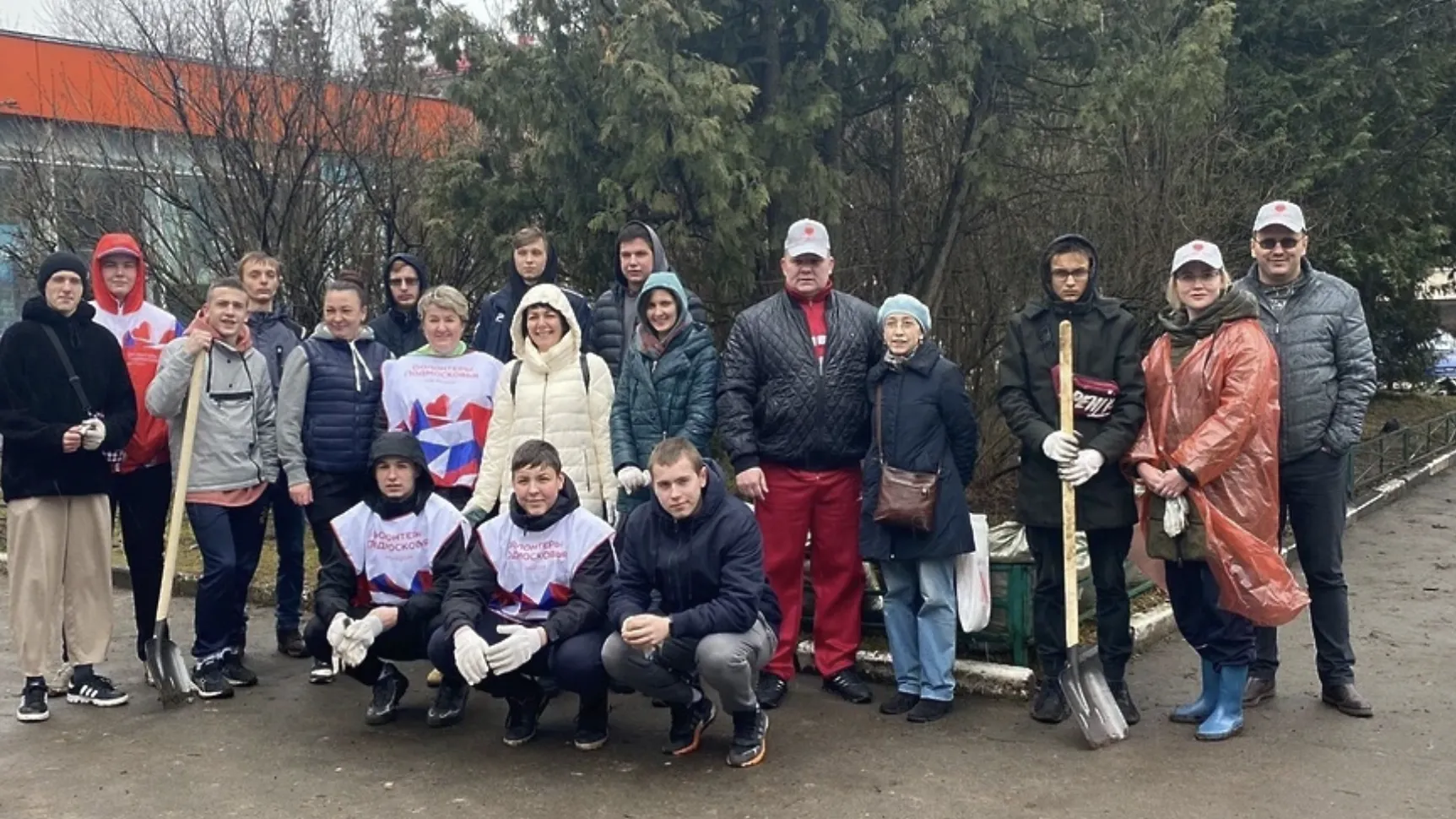 Территорию парка «Дубрава» в Подольске убрали на субботнике