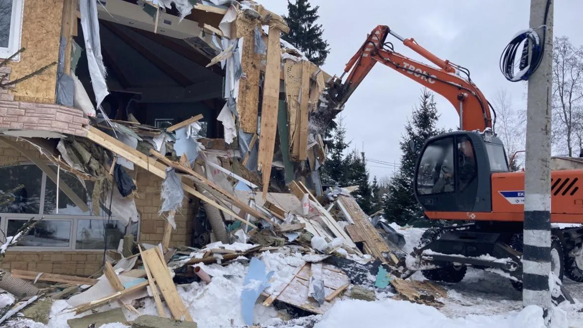 Самовольно построенный парк‑отель начали сносить в Подмосковье