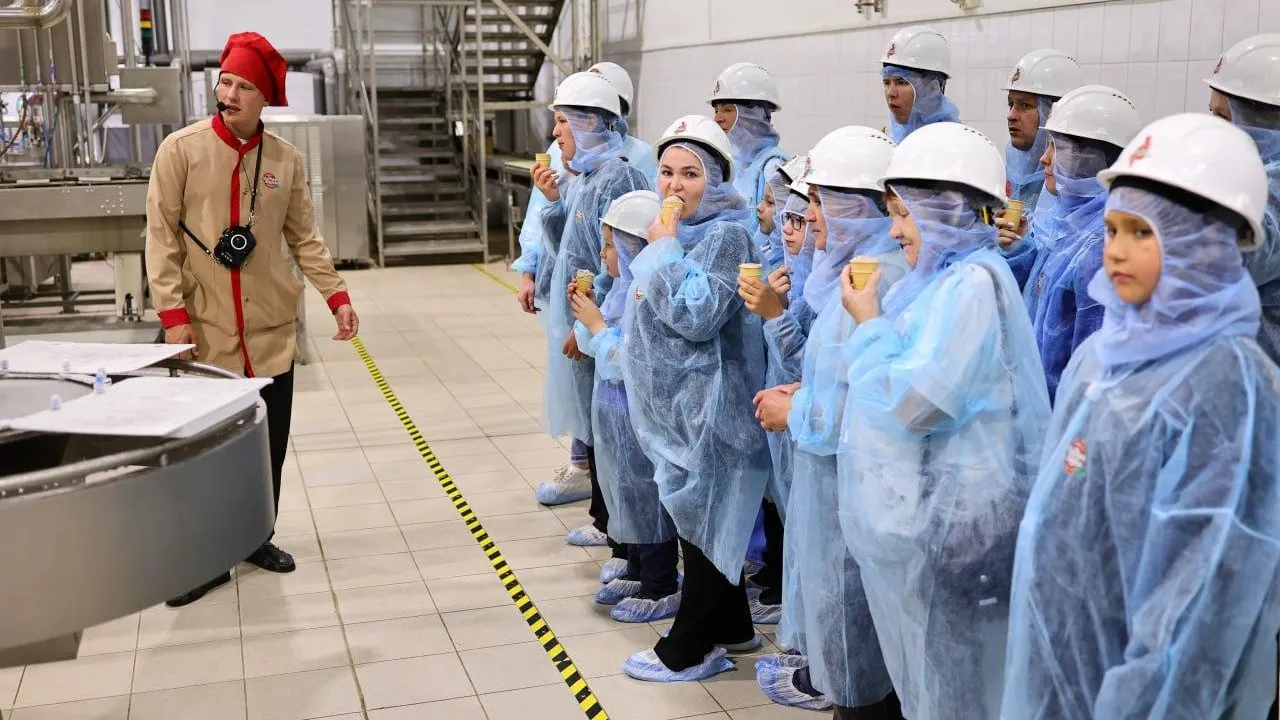 В Долгопрудном для ветеранов СВО и их семей провели экскурсию на фабрике мороженого