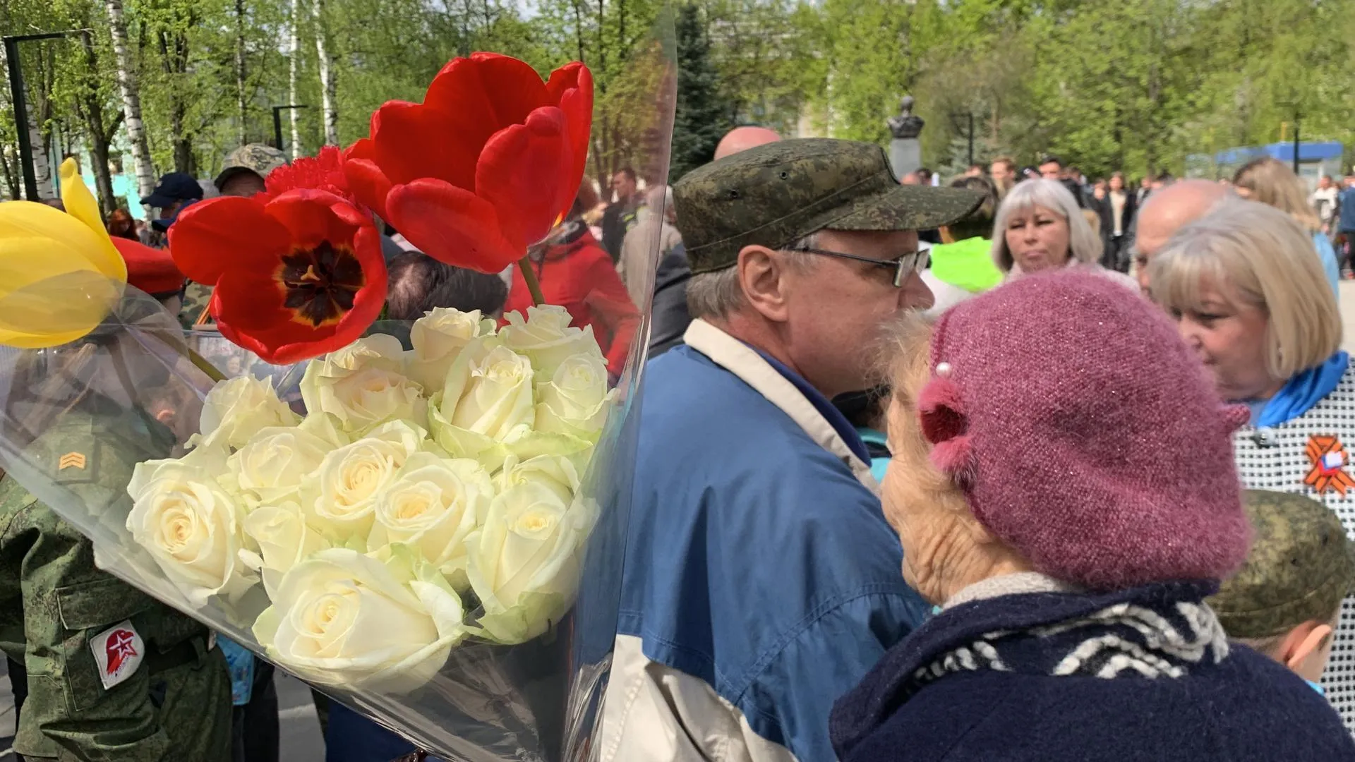 В День Победы сотни жителей Ступино возложили цветы к вечному огню в сквере им. Полякова