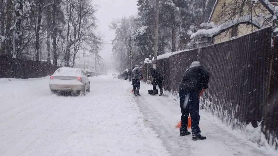 В Химках продолжают убирать снег после снегопада