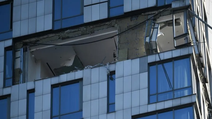 Куски бетона и торчащая арматура: видео из ЖК в Москве, куда влетел дрон