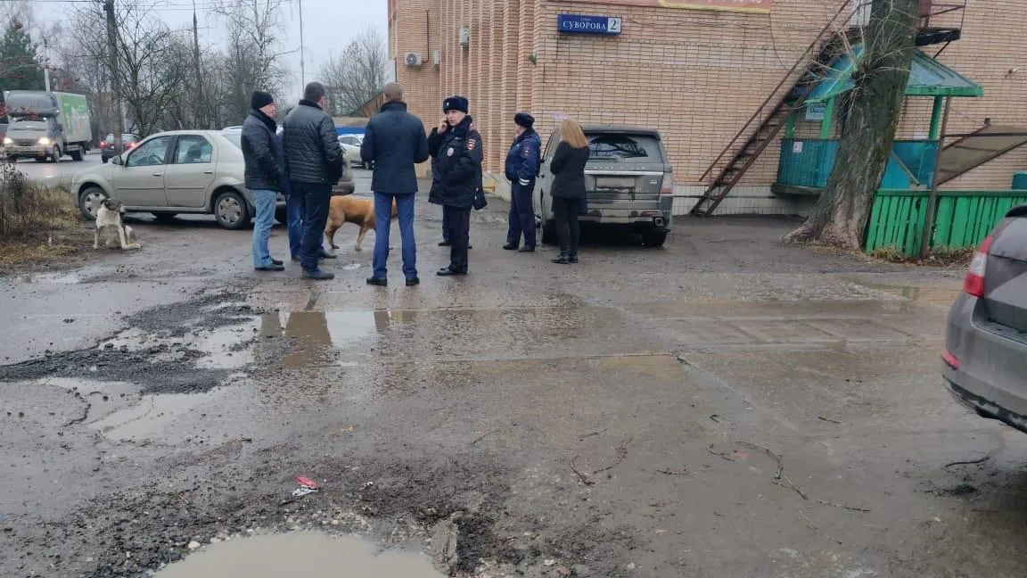 В микрорайоне Климовск Подольска в ходе проверки нашли ямы на подъездной дороге