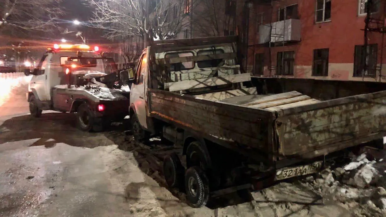 В Подольске эвакуировали 4 «ГАЗели», припаркованные в неположенном месте